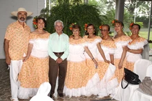 Dr Pinzón y bailarinas 